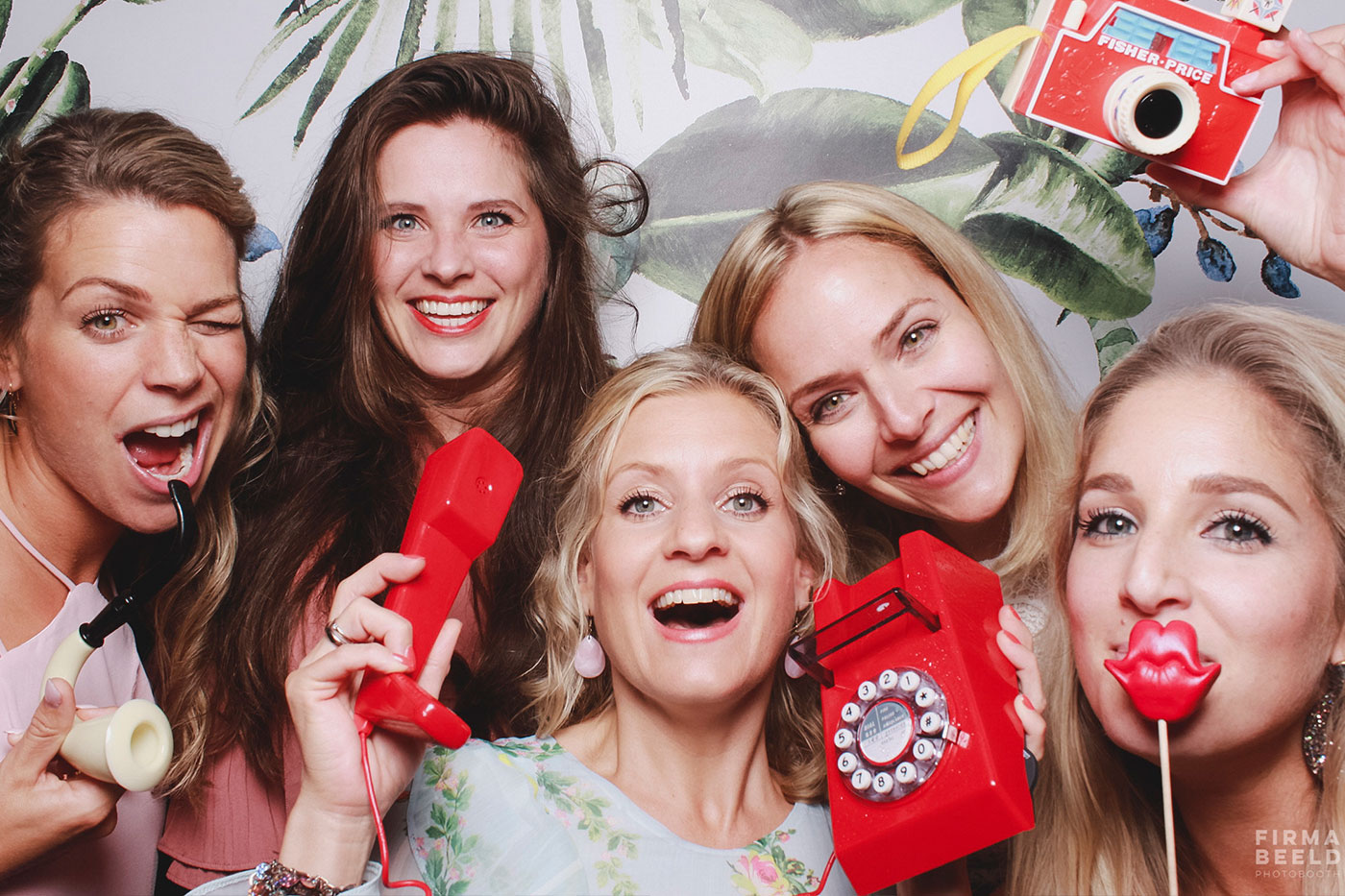 Photobooth op een bruiloft met bruidspaar en gasten