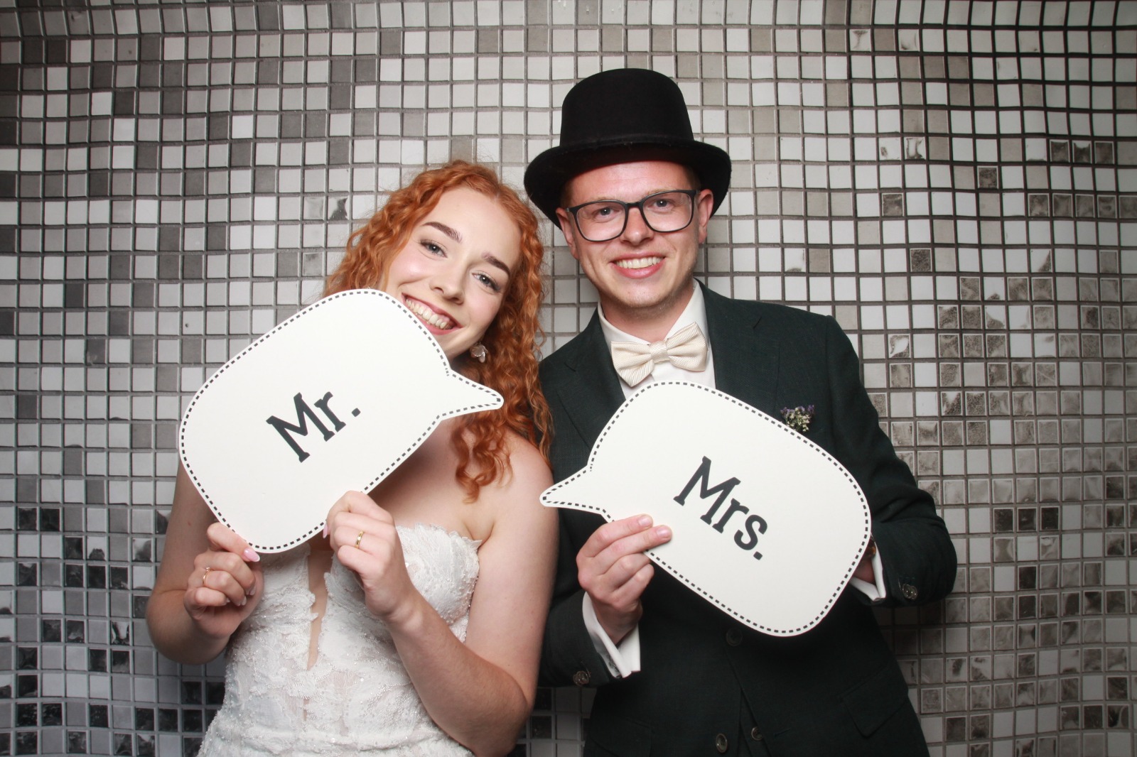 Photobooth huren bij Firma Beeld: gasten poseren lachend voor de vintage photobooth